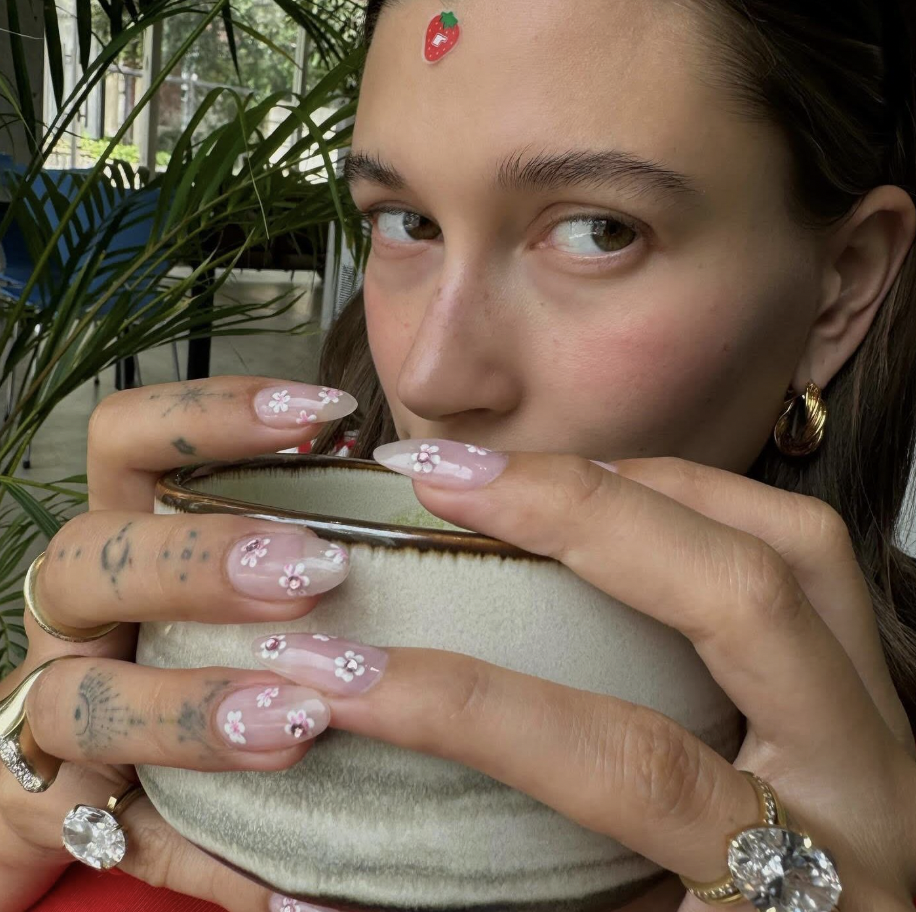 'Glass nails' keep gaining ground, to the point of becoming the protagonists of the latest post by the beauty guru.