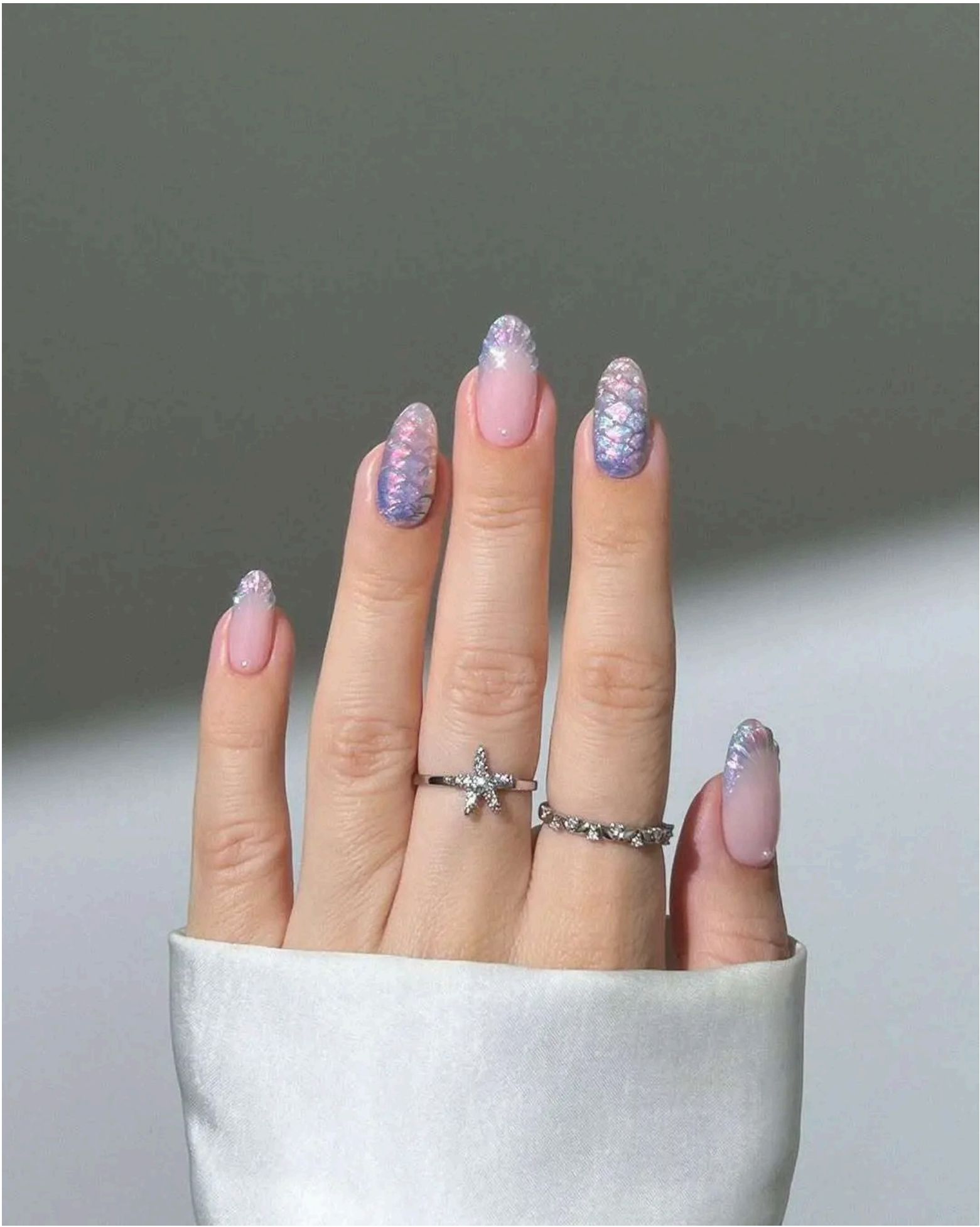Pink base with holographic mermaid scales in dreamy pastels – pure beach fantasy.