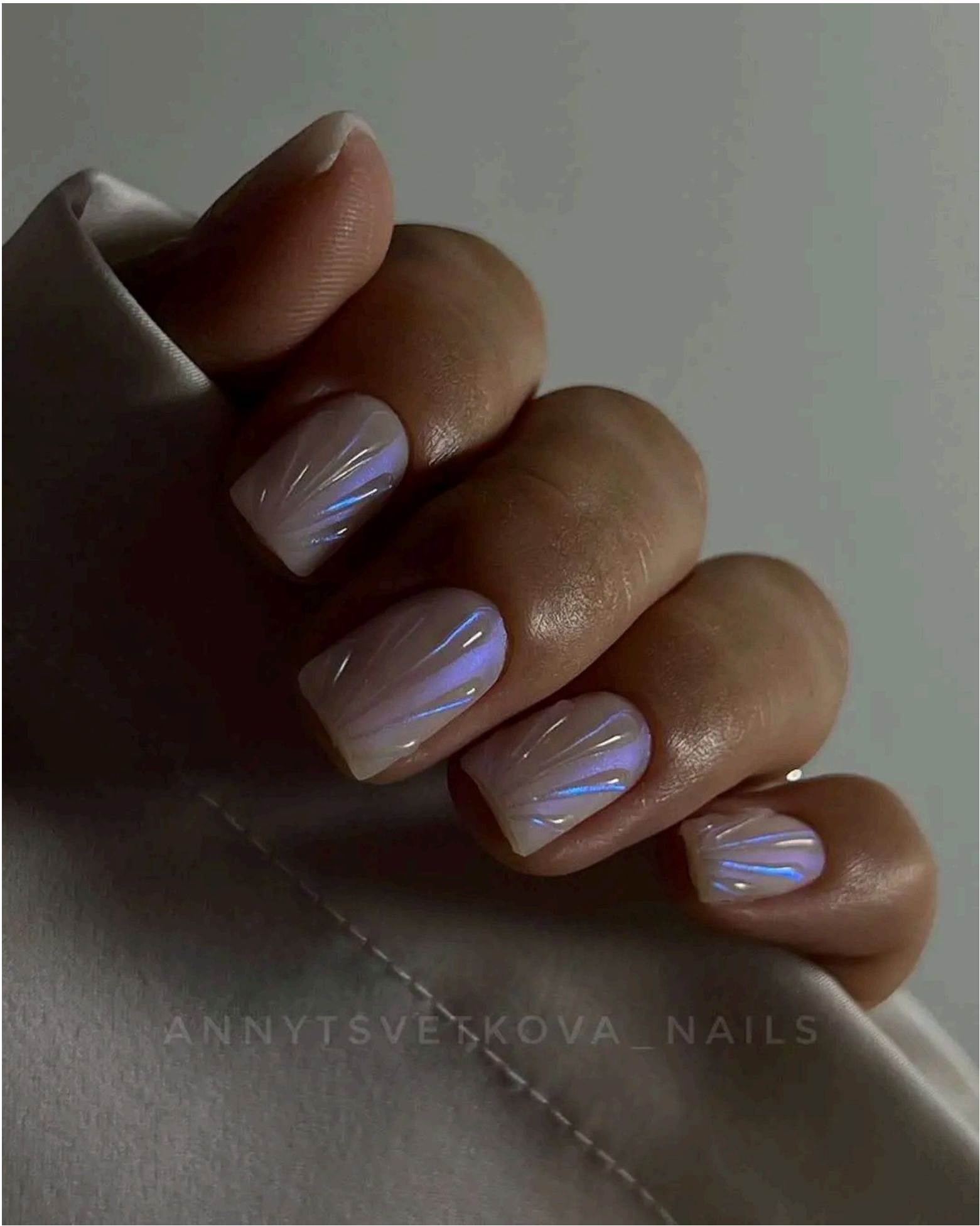 White chrome nails with iridescent seashell streaks that are giving mermaid treasure vibes.